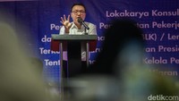 Deputi bidang Koordinasi Pemberdayaan Masyarakat (PM) Kementerian Koordinator PM Leontinus Alpha Edison menyampaikan arahan rencana evaluasi Peraturan Presiden Nomor 130 Tahun 2024 di Jakarta, Senin (15/12/2025).   