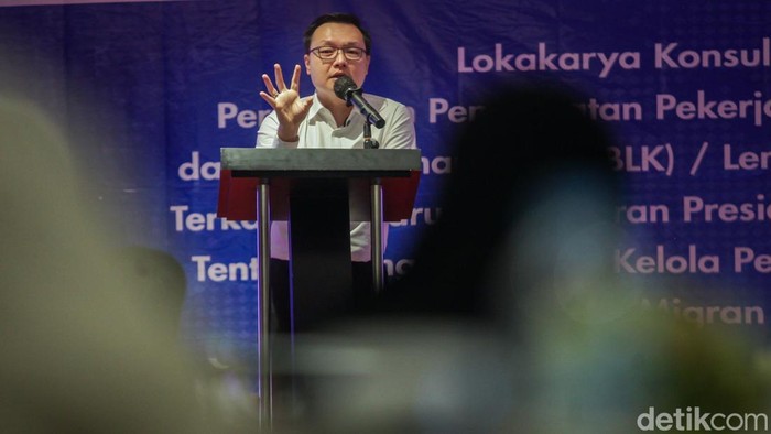 Deputi bidang Koordinasi Pemberdayaan Masyarakat (PM) Kementerian Koordinator PM Leontinus Alpha Edison menyampaikan arahan rencana evaluasi Peraturan Presiden Nomor 130 Tahun 2024 di Jakarta, Senin (15/12/2025).
