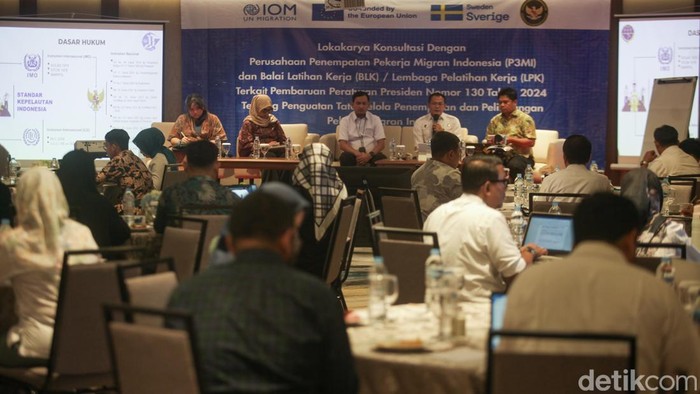 Deputi bidang Koordinasi Pemberdayaan Masyarakat (PM) Kementerian Koordinator PM Leontinus Alpha Edison menyampaikan arahan rencana evaluasi Peraturan Presiden Nomor 130 Tahun 2024 di Jakarta, Senin (15/12/2025).