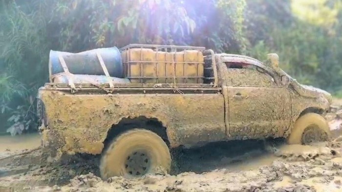 Kendaraan pengangkut BBM ke Krayan Selatan, Kabupaten Nunukan.