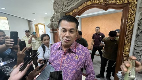 Ketua DPRD Bali, Dewa Made Mahayadnya alias Dewa Jack, saat ditemui di Kantor Gubernur Bali, Senin (15/12/2025). (Rizki Setyo/detikBali)