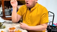 Saat pulang ke rumah sang ibu, pedangdut berusia 37 tahun ini langsung menyanyap makanan dan jajanan yang ada. Salah satunya cilok pedas. Foto: TikTok King Nassar