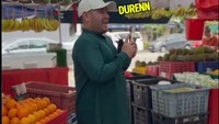 Ada satu buah yang paling disukai Nassar, yaitu durian. Bahkan di satu kesempatan, Nassar sempat memborong 10 buah durian untuk dimakannya bersama tim. Foto: TikTok King Nassar