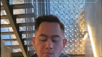 Makan-makan bareng keluarga besar di restoran Hummingbird, Nassar sibuk review makanan yang dipesan. Ini potretnya saat cicip bitterballen. Foto: TikTok King Nassar