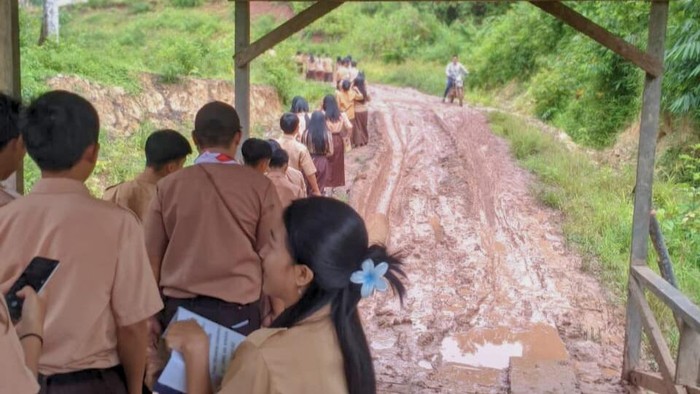 Kondisi jalanan berlumpur di Desa Long Layu, Krayan, Kabupaten Nunukan.