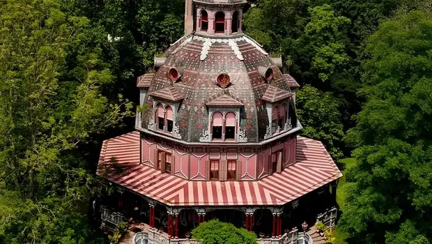 Kubah raksasa rumah dongeng Kubah Rumah Segi Delapan Armour-Stiner.