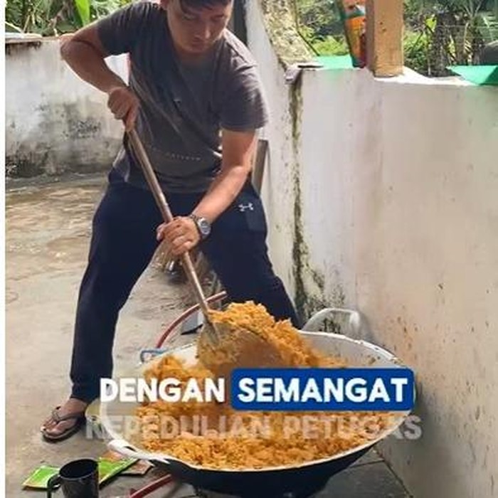 Lapas Sibolga Bagikan Air Bersih-Ratusan Porsi Nasgor ke Korban Banjir