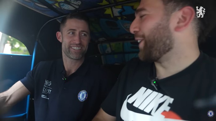 Legenda Chelsea Gary Cahill Blusukan di Jakarta Naik Bajaj