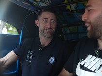 Legenda Chelsea Gary Cahill Blusukan di Jakarta Naik Bajaj