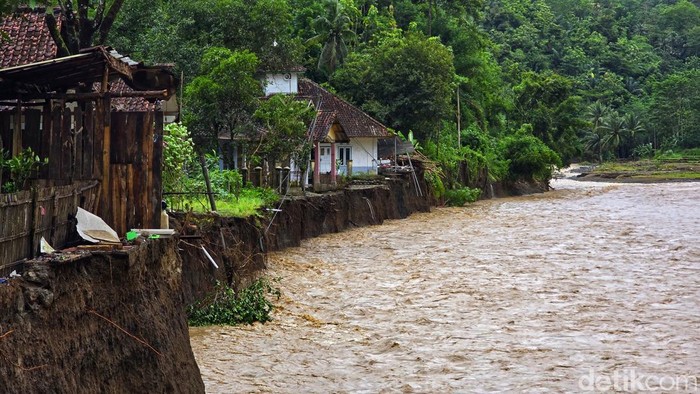 Kampung Sawah Tengah Jadi Lembur Kuburan Akibat Erosi Sungai Cidadap