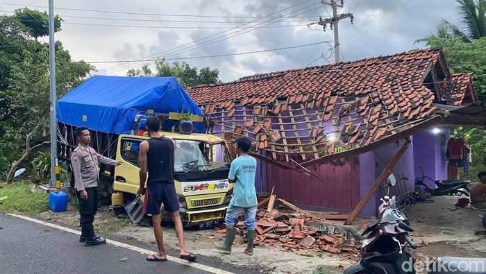 Insiden Truk Tabrak Rumah gegara Kucing Lewat di Tasikmalaya