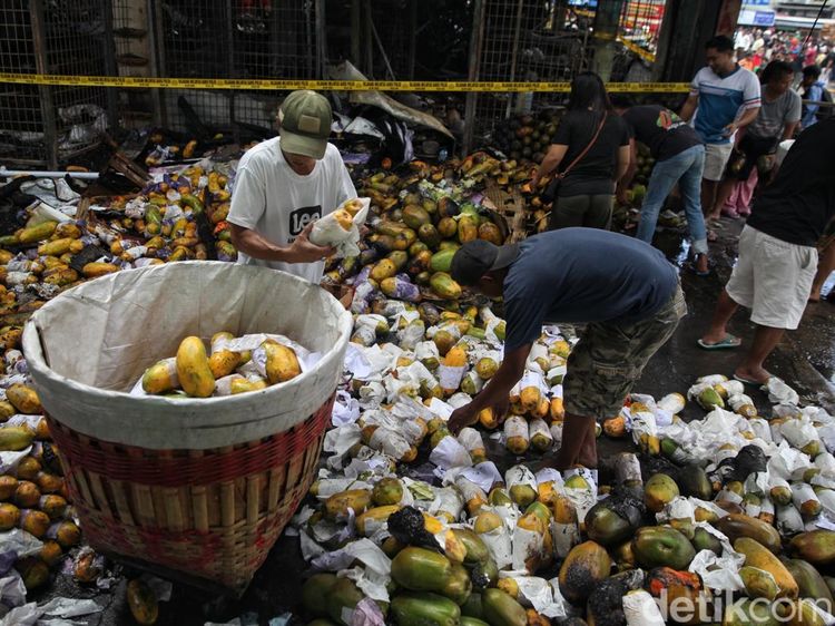 Pedagang Selamatkan Dagangan Usai Kebakaran Pasar Kramat Jati