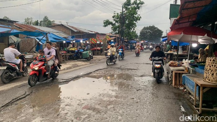 Warga Keluhkan Jalan Datuk Kabu Berlubang, Rawan Macet-Membahayakan Pengendara
