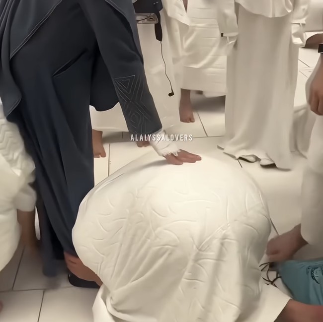 Momen Al Ghazali dan El Rumi Cium Kaki Maia Estianty saat Umrah Bikin Haru