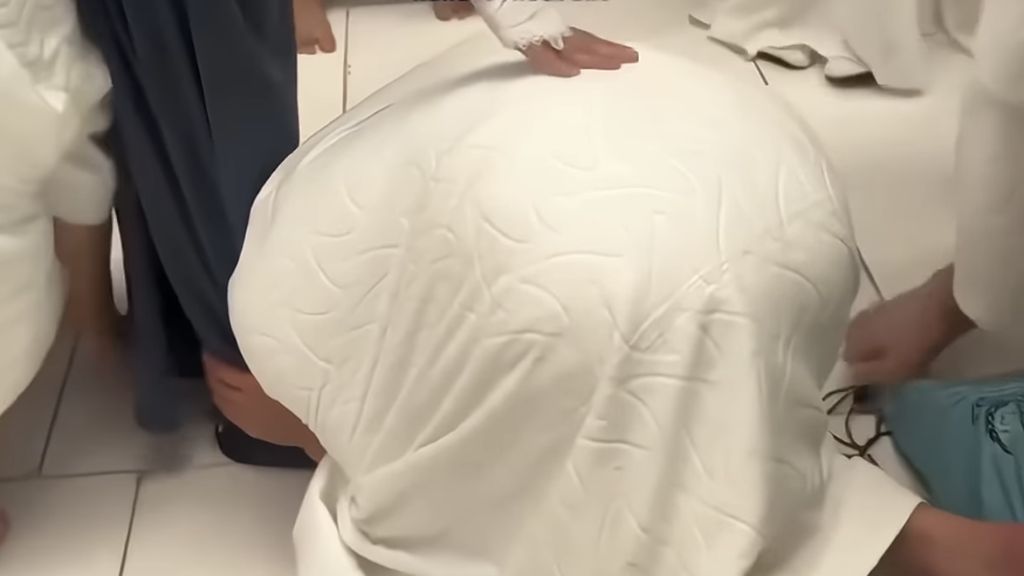 Momen Al Ghazali dan El Rumi Cium Kaki Maia Estianty saat Umrah Bikin Haru