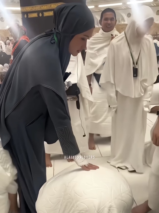 Momen Al Ghazali dan El Rumi Cium Kaki Maia Estianty saat Umrah Bikin Haru
