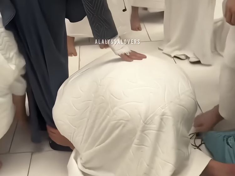 Momen Al Ghazali dan El Rumi Cium Kaki Maia Estianty saat Umrah Bikin Haru