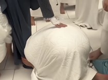Momen Al Ghazali dan El Rumi Cium Kaki Maia Estianty saat Umrah Bikin Haru