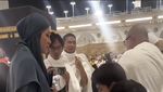 Momen Al Ghazali dan El Rumi Cium Kaki Maia Estianty saat Umrah Bikin Haru