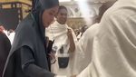 Momen Al Ghazali dan El Rumi Cium Kaki Maia Estianty saat Umrah Bikin Haru