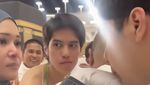 Momen Al Ghazali dan El Rumi Cium Kaki Maia Estianty saat Umrah Bikin Haru
