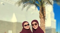 Maia juga membagikan foto bersama sang menantu pada Minggu (14/12/2025) dengan caption penuh rasa syukur. Ia menuliskan kebahagiaannya karena kini punya teman sholat di masjid, yang ia sebut sebagai “anak perempuan pertama”. (Instagram @maiaestiantyreal)