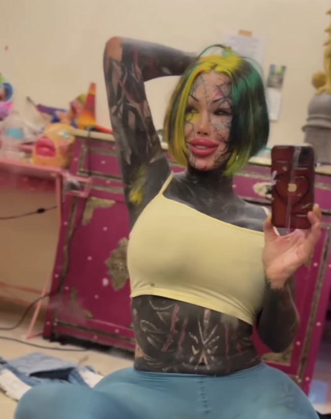 Kematian Mary langsung menjadi bahan perbincangan di berbagai forum daring. Di Reddit, misalnya, muncul banyak komentar yang mengaitkan kepergiannya dengan kondisi psikologis yang dianggap terganggu akibat obsesinya terhadap operasi plastik dan tato ekstrem. Banyak yang berasumsi Mary meninggal karena lompat dari hotelnya. Namun pihak kepolosiannya belum memberikan keterangan lanjutan penyebab kematian tragisnya.  Foto: dok. Instagram