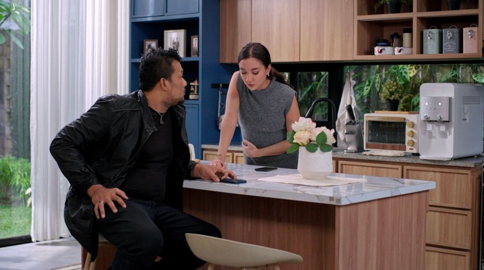 Menjelang episode pamungkas Menikahi Jadi yang Kedua, ketegangan meningkat. Cinta segitiga Kenzo, Angel, dan Dimitri memicu konflik emosional.