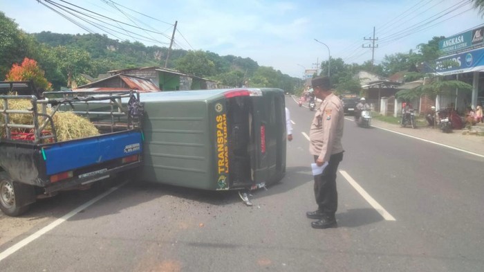 Mobil Lapas Tuban Terguling Menabrak Pikap Usai Hindari Penyeberang Jalan
