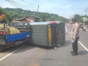 Mobil Lapas Tuban Terguling Menabrak Pikap Usai Hindari Penyeberang Jalan