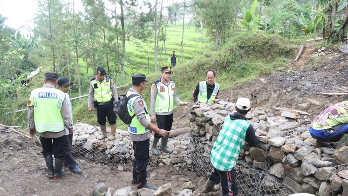 Kapolres Pekalongan Pimpin Pembangunan Jembatan: Akses Pendidikan Warga