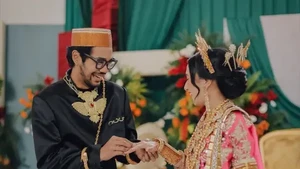 Doakan kami berdua bahagia terus ya teman-teman. semoga pun kalian diberikan kebahagiaan pula dalam hidup. Buat yang sering ngatain gue b*ti/belok/g*y cuma karena gue make anting, sering pake kutek, atau karena pilihan baju-baju aneh gue, gue tunggu lo semua punya keberanian untuk nikahin pacar lo sekarang, tantang Oslo di unggahannya. Foto: Instagram Oslo Ibrahim/Fatahillah Ginting Photography 