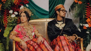 Oslo tampil mengenakan jas tutup dan sarung sutra Bugis, sementara Diandra anggun dalam balutan baju bodo khas Sulawesi Selatan. Foto: Instagram Oslo Ibrahim/Fatahillah Ginting Photography