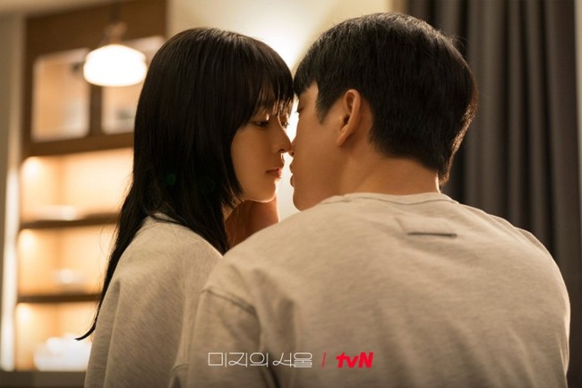 Jinyoung GOT7 dan Park Bo Young menjadi teman masa kecil yang saling menguatkan di Our Unwritten Seoul. Beranjak dewasa, keduanya mulai menyadari perasaan satu sama lain. Foto: dok. tvN