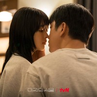 Jinyoung GOT7 dan Park Bo Young menjadi teman masa kecil yang saling menguatkan di Our Unwritten Seoul. Beranjak dewasa, keduanya mulai menyadari perasaan satu sama lain. Foto: dok. tvN
