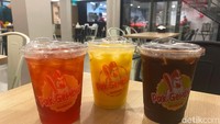 Perbedaan lain dari gerai biasa dengan Pak Gembus Signature adalah menu-menu minumannya. Ada es cokelat, mango milkshake, dan strawberry tea. Kalau membelinya tanpa paket, harganya sekitar Rp 20.000. Foto: Yenny Mustika Sari/detikcom
