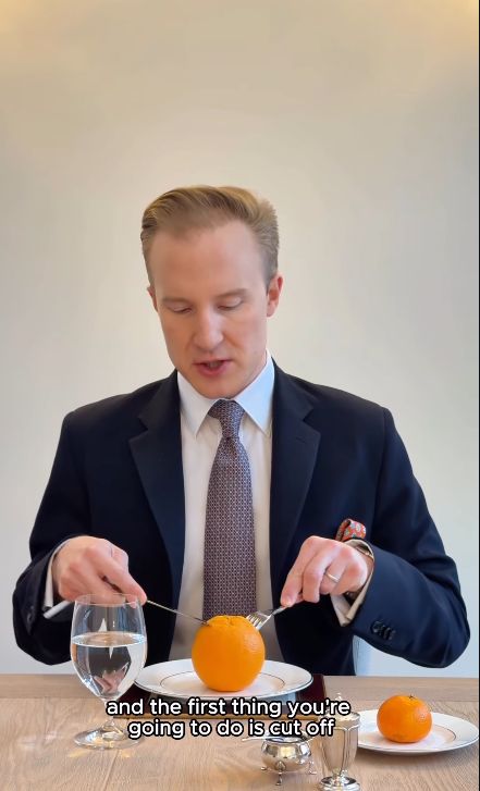 Pakar etiket ajarkan cara makan jeruk Pakar etiket ajarkan cara makan jeruk.