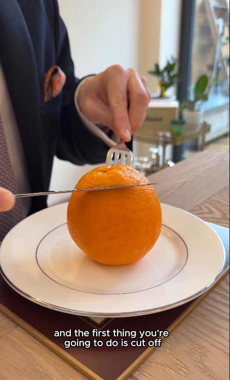 Pakar etiket ajarkan cara makan jeruk Pakar etiket ajarkan cara makan jeruk.