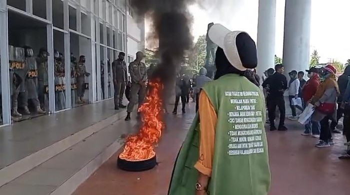 Ketua RT/RW Palopo Demo Tunggakan Insentif saat Walkot Hadiri Paripurna APBD