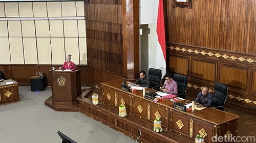 Pandangan umum fraksi saat rapat paripurna DPRD Bali di Kantor Gubernur Bali, Senin (15/12/2025).