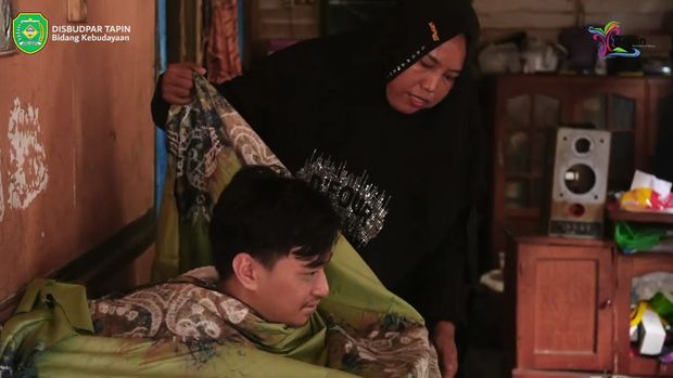 Panimungan membantu batimung. (YouTube Kebudayaan Disbudpar Tapin)