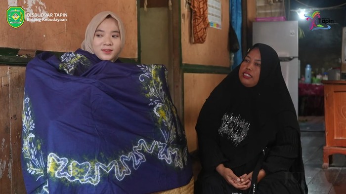 Panimungan membantu batimung. (YouTube Kebudayaan Disbudpar Tapin)