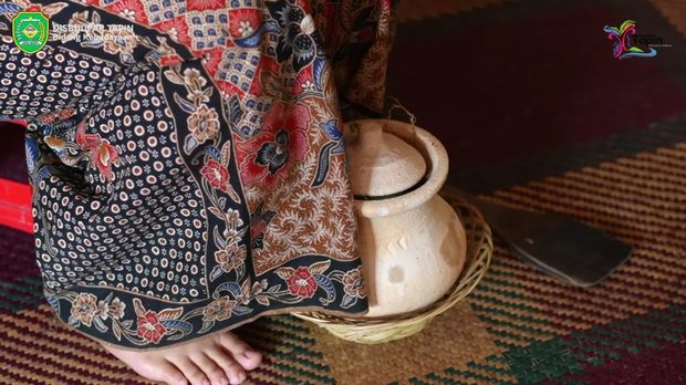 Panimungan membantu batimung. (YouTube Kebudayaan Disbudpar Tapin) Panimungan membantu batimung. (YouTube Kebudayaan Disbudpar Tapin)