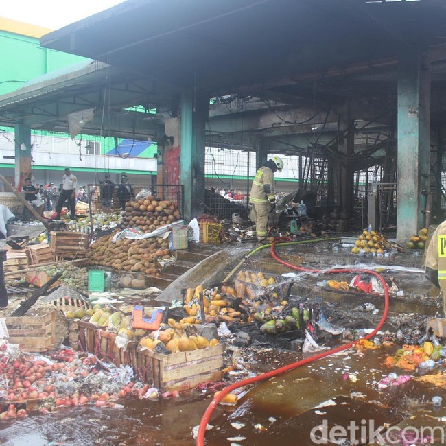 Pasar Induk Kramat Jati Terbakar, Aktivitas Pedagang Lumpuh