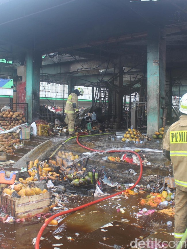 Pasar Induk Kramat Jati Terbakar, Aktivitas Pedagang Lumpuh