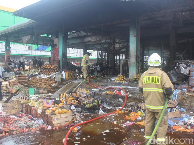 Pasar Induk Kramat Jati Terbakar, Aktivitas Pedagang Lumpuh