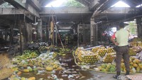 Total 350 Kios Buah Terbakar di Pasar Induk Kramat Jati