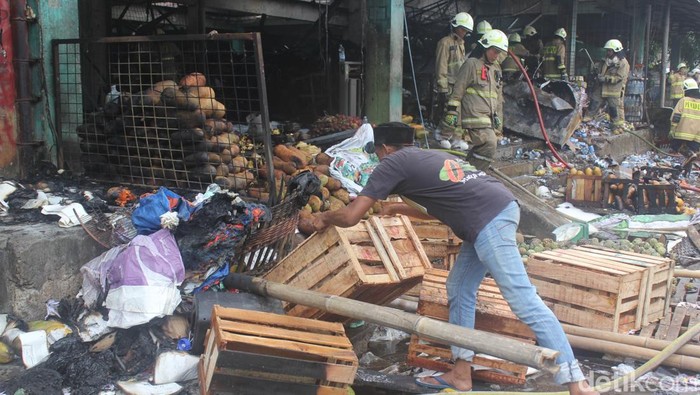 Pasar Induk Kramat Jati Terbakar, Aktivitas Pedagang Lumpuh Kebakaran melanda Pasar Induk Kramat Jati, Jakarta Timur, Senin, (15/12/2025). Insiden ini membuat aktivitas pedagang lumpuh total dan distribusi barang terganggu.