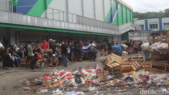 Pasar Induk Kramat Jati Terbakar, Aktivitas Pedagang Lumpuh Kebakaran melanda Pasar Induk Kramat Jati, Jakarta Timur, Senin, (15/12/2025). Insiden ini membuat aktivitas pedagang lumpuh total dan distribusi barang terganggu.