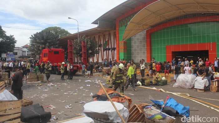 Kebakaran melanda Pasar Induk Kramat Jati, Jakarta Timur, Senin, (15/12/2025). Insiden ini membuat aktivitas pedagang lumpuh total dan distribusi barang terganggu.